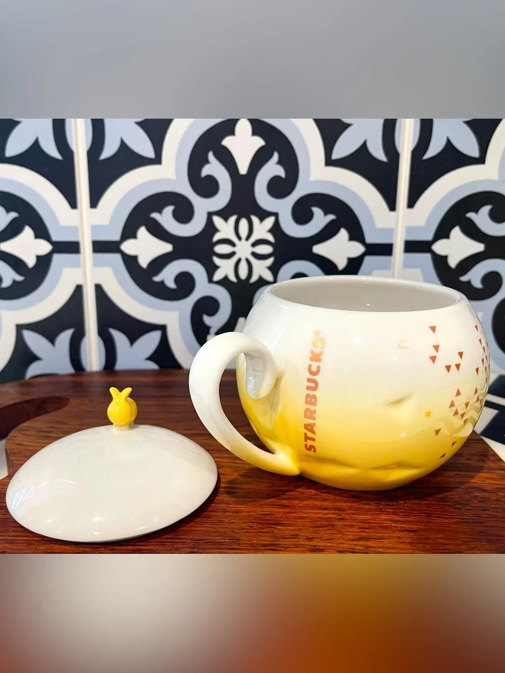 STARBUCKS 2015 Round Lidded BUNNY Tea Cup 12oz White Yellow Triangles Stars RARE